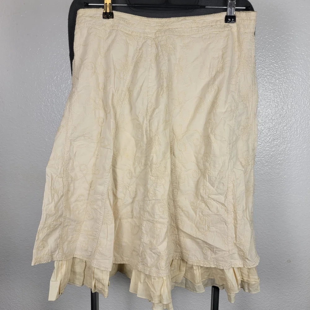 i.e. Chic Cream Midi Embroidered Skirt Women's Size‎ 10
